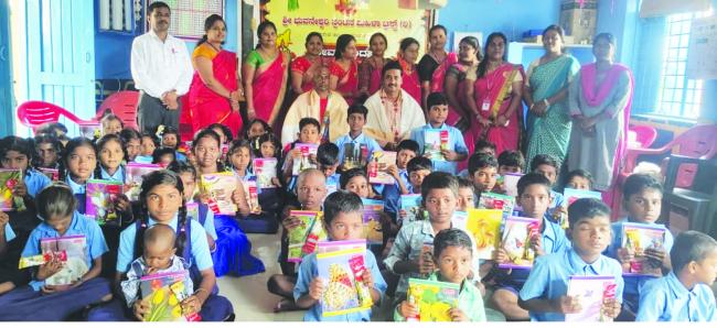 ಸರ್ಕಾರಿ ಶಾಲೆಯ ವಿದ್ಯಾರ್ಥಿಗಳಿಗೆ ಉಚಿತ ಕಲಿಕಾ ಸಾಮಾಗ್ರಿ ವಿತರಣೆ