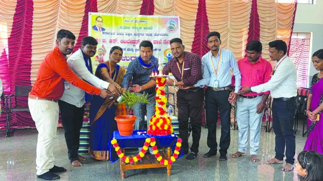 ವ್ಯಾಸಂಗ ಸಮಯದಲ್ಲಿ ವಿದ್ಯಾರ್ಥಿಗಳು ಗುರಿ ಇಟ್ಟುಕೊಳ್ಳಿ: ರವೀಂದ್ರ ಗಡಾದಿ