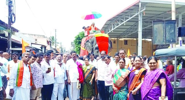 ಅರಕೆರೆ ಶ್ರೀಗಳ ಅಂಬಾರಿ ಉತ್ಸವಕ್ಕೆ ಭಕ್ತರು ಸಾಥ್  