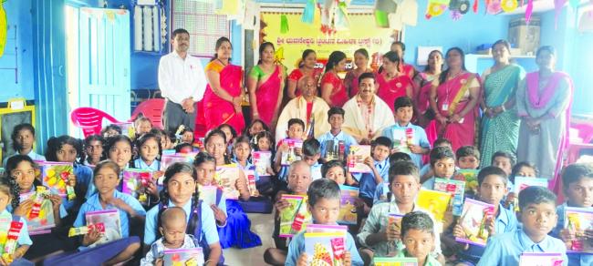 ವಿದ್ಯಾರ್ಥಿಗಳಿಗೆ ಉಚಿತ ನೋಟ್ ಪುಸ್ತಕ ಮತ್ತು ಕಲಿಕಾ ಸಾಮಾಗ್ರಿ ವಿತರಣೆ  ಕಾರ್ಯಕ್ರಮ  