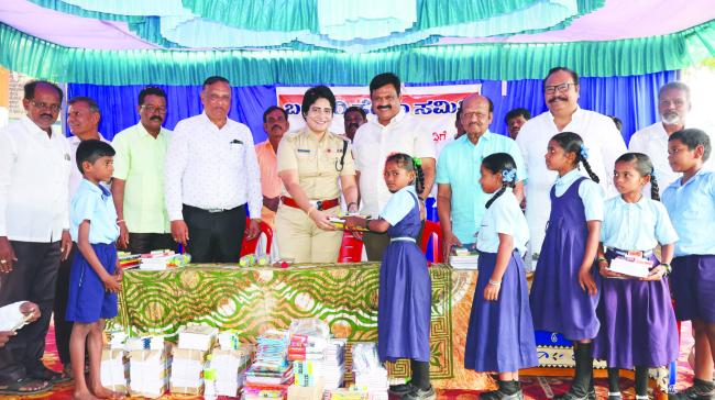 ಕಪ್ಪುಗಲ್ ಸರ್ಕಾರಿ ಶಾಲೆ ವಿದ್ಯಾರ್ಥಿಗಳಿಗೆ ಶೈಕ್ಷಣಿಕ ಸಾಮಗ್ರಿಗಳ ವಿತರಣೆ 