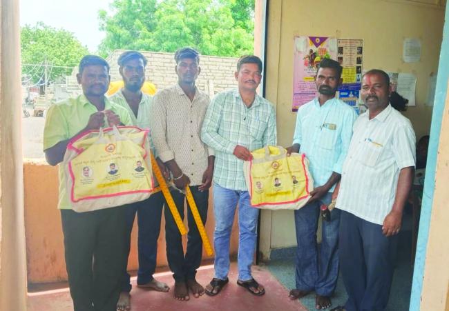 ಕಟ್ಟಡ ಕಾರ್ಮಿಕರಿಗೆ ಕಿಟ್ ಬ್ಯಾಗ್ ವಿತರಣೆ  