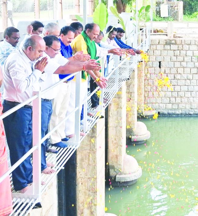 ಗುರುಗಳಿಂದ ಎರಡು ಕಾಲುವೆಗಳಿಗೆ ಪೂಜೆ  