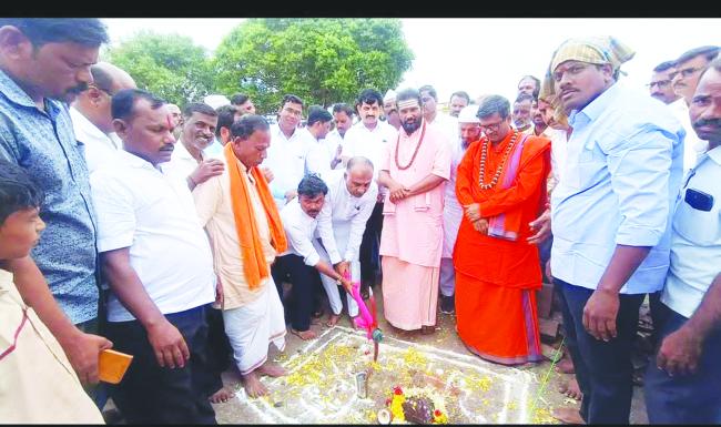 ಸಂತೆ ಮಾರುಕಟ್ಟೆ-ವಾಣಿಜ್ಯ ಮಳಿಗೆ ಕಟ್ಟಡಕ್ಕೆ ಶಾಸಕ ರಾಜುಗೌಡ ಶಂಕುಸ್ಥಾಪನೆ