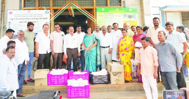 ಎಂ.ಪಿ.ಪ್ರಕಾಶ್ ಜನ್ಮದಿನ: ರೋಗಿಗಳಿಗೆ ಬ್ರೆಡ್ ಹಣ್ಣು ವಿತರಣೆ 