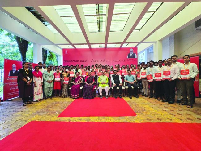 ರೋಜಗಾರ ಮೇಳದಲ್ಲಿ ಹೊಸದಾಗಿ ನೇಮಕಾತಿ ಹೊಂದಿದ ಅಭ್ಯರ್ಥಿಗಳಿಗೆ ನೇಮಕಾತಿ ಪತ್ರ ವಿತರಣೆ 