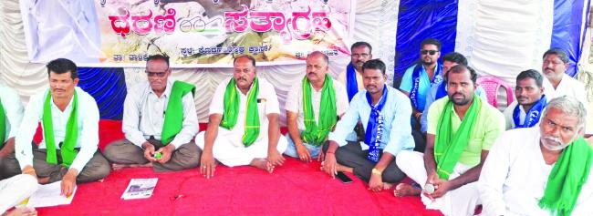 ಬೂದಿಹಾಳ-ಪೀರಾಪೂರ ಯೋಜನೆ ಪೂರ್ಣಗೊಳಿಸಲು ಆಗ್ರಹಿಸಿ ಅಹೋರಾತ್ರಿ ಧರಣಿ ಆರಂಭ  