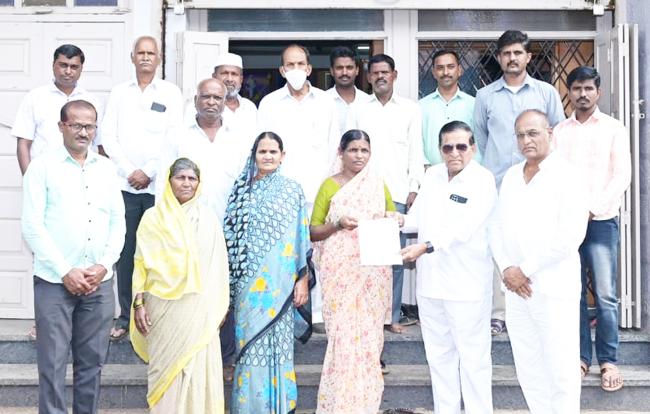 ಜುಗೂಳ, ಅಫಘಾತ ವಿಮೆ ಚಕ್ ವಿತರಣೆ 