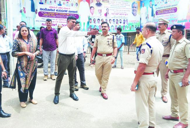 ಇಂದು ಮುಖ್ಯಮಂತ್ರಿ, ಉಪಮುಖ್ಯಮಂತ್ರಿ ಜಿಲ್ಲೆಗೆ ಸ್ಥಳಕ್ಕೆ ಜಿಲ್ಲಾಧಿಕಾರಿ ಡಾ. ಆನಂದ ಕೆ ಭೇಟಿ: ಪೂರ್ವಭಾವಿ ಸಿದ್ಧತೆ ಪರೀಶೀಲನೆ  