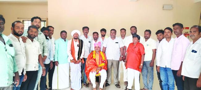 ಜಾನಪದ ಕಲಾವಿದ ಗುರುನಾಥಗೆ ತಾಲೂಕ ಕುರುಬರ ಸಂಘದಿಂದ ಸನ್ಮಾನ.  