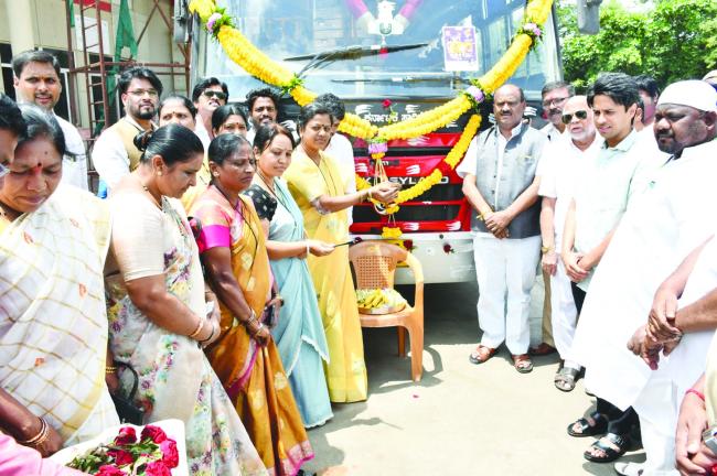 ಶಕ್ತಿ ಯೋಜನೆಯಡಿ 500 ಕೋಟಿ ಪ್ರಯಾಣ: ಬಸ್ ನಿಲ್ದಾಣದಲ್ಲಿ ಸಂಭ್ರಮೋತ್ಸವ