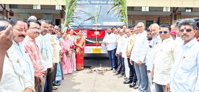 ಶಕ್ತಿ ಯೋಜನೆ ಸಂಭ್ರಮದಲ್ಲಿ ಬನಹಟ್ಟಿ-ಬೆಳಗಾವಿ ಬಸ್‌ಗೆ ಪೂಜೆ ಸಲ್ಲಿಕೆ 
