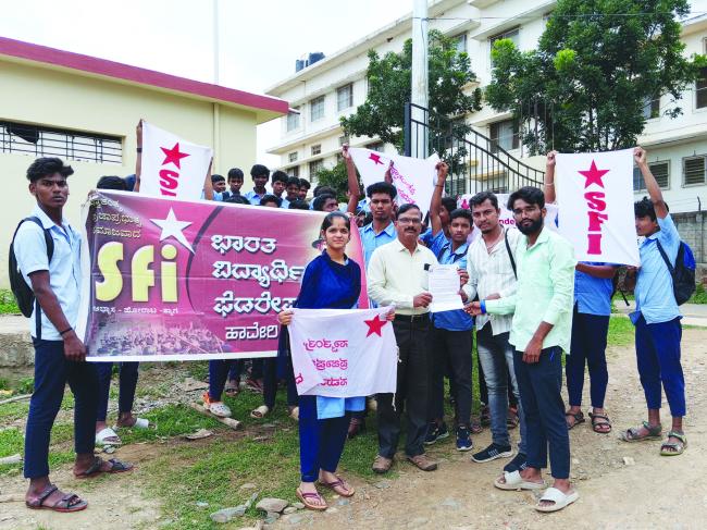 ಹಾಸ್ಟೆಲ್ ಬಯಸಿ ಅರ್ಜಿ ಹಾಕಿದ ಎಲ್ಲಾ ವಿದ್ಯಾರ್ಥಿಗಳಿಗೂ ಹಾಸ್ಟೆಲ್ ಸೌಲಭ್ಯ ಒದಗಿಸುವಂತೆ ಆಗ್ರಹಿಸಿ ಎಸ್‌ಎಫ್‌ಐ ಪ್ರತಿಭಟನೆ. 