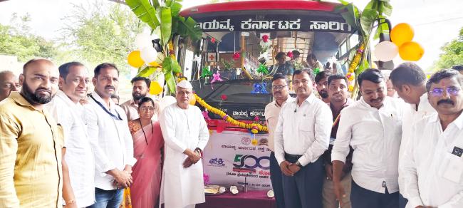 ಬಸ್ ನಿಲ್ದಾದಲ್ಲಿ ನಾರಿ ಶಕ್ತಿ ಸಂಭ್ರಮಾಚರಣೆ ಕಾರ್ಯಕ್ರಮ 