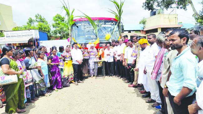 ಶಕ್ತಿ ಯೋಜನೆಯಡಿ 500 ಕೋಟಿ ಪ್ರಯಾಣಿಕರ ಪ್ರಯಾಣ : ಸಿಹಿ ವಿತರಣೆ