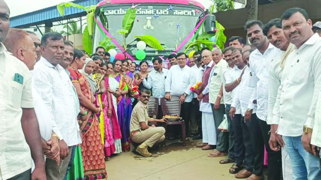 ಶಕ್ತಿ ಯೋಜನೆ: ಬಸ್ ನಿಲ್ದಾಣದಲ್ಲಿ ಸಂಭ್ರಮಾಚರಣೆ 