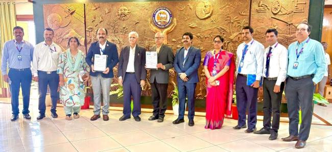 ಕೃಷಿ ಕ್ಷೇತ್ರದ ಸಮಗ್ರ ಅಭಿವೃದ್ಧಿ, ರಾಷ್ಟ್ರೀಯ ಹಾಗೂ ರಾಜ್ಯ ಮಟ್ಟದ ಕೃಷಿ ಸವಾಲುಗಳಿಗೆ ರೈತರನ್ನು ಸಜ್ಜುಗೊಳಿಸಲು  ಭಾರತೀಯ ಸ್ಟೇಟ್ ಬ್ಯಾಂಕ್ ಮತ್ತು ಧಾರವಾಡ ಕೃಷಿ ವಿಶ್ವವಿದ್ಯಾಲಯ ಒಪ್ಪಂದ 