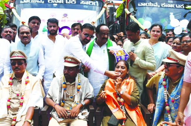 ಮಹಿಳಾ ಪ್ರಯಾಣಿಕರಿಗೆ ಟಿಕೆಟ್ ವಿತರಿಸಿ, ಶಕ್ತಿ ಯೋಜನೆಯ ಪೊಸ್ಟರ್ ಬಿಡುಗಡೆ ಮಾಡಿದ ಸಚಿವ ಸಂತೋಷ ಲಾಡ್ 