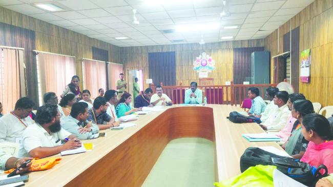 ಅಧಿಕಾರಿಗಳು ನಿರಂತರ ಜನರ ಸಂಪರ್ಕದಲ್ಲಿರಬೇಕು: ಜಿಲ್ಲಾಧಿಕಾರಿ ಡಾ.ವಿಜಯಮಹಾಂತೇಶ ದಾನಮ್ಮನವರ 