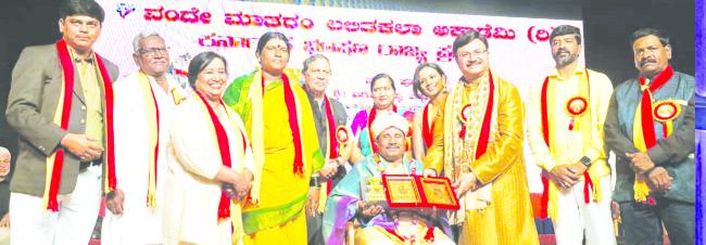 ಶ್ರೀವಡಿಕೆಪ್ಪಯ್ಯ ತಾತನವರಿಗೆ ಕರ್ನಾಟಕ ರಾಜ್ಯ ಭೂಷಣ ಪ್ರಶಸ್ತಿ ಪ್ರದಾನ 