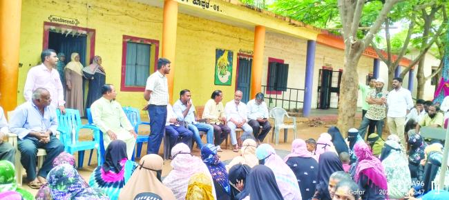 ಕೊಪ್ಪಳ ಇಂದಿರಾ ಕ್ಯಾಂಟೀನ್ ಹಿಂದಿನ ಮೌಲಾನಾ ಆಜಾದ್ ಶಾಲೆ ಸ್ಥಳಾಂತರ ಮಾಡಲು ವಿರೋಧ  