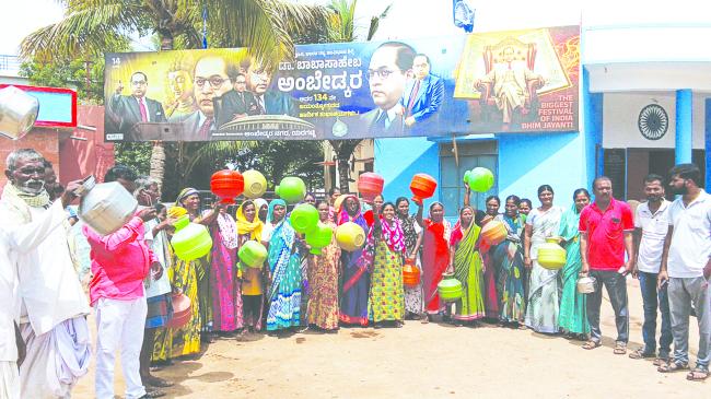 ಅಂಬೇಡ್ಕರ ಕಾಲೊನಿಯಲ್ಲಿ ನೀರಿನ ಸಮಸ್ಯೆ ತೀವ್ರವಾಗಿದೆ 