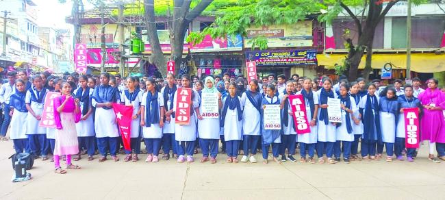 ಬೆಂಗಳೂರಿನಲ್ಲಿ ವಿದ್ಯಾರ್ಥಿನಿಯ ಮೇಲಿನ ಅತ್ಯಾಚಾರ ಖಂಡಿಸಿ ಪ್ರತಿಭಟನೆ  