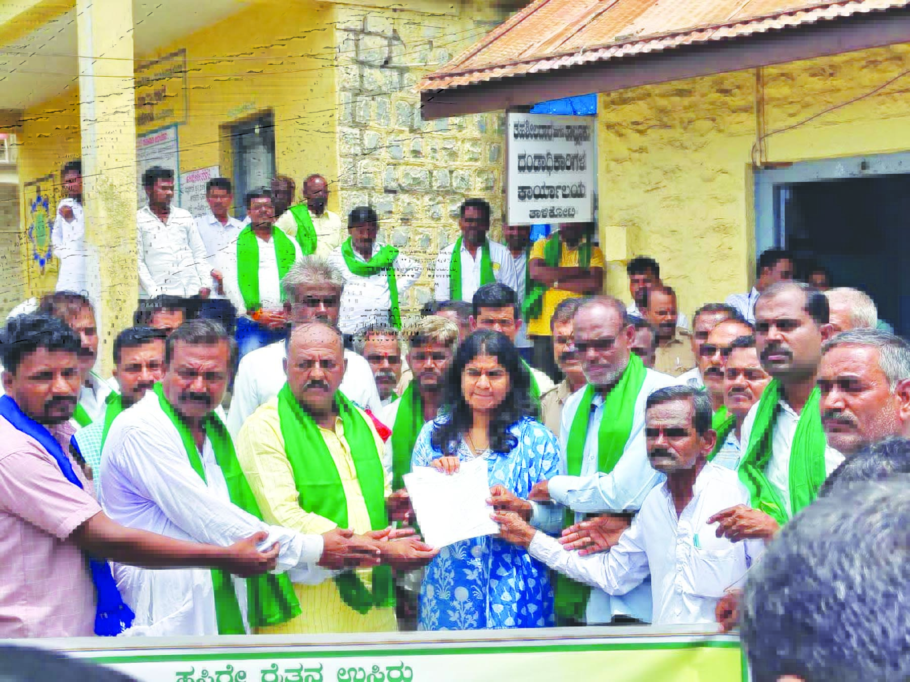 ಕಾಮಗಾರಿ ಪೂರ್ಣಗೊಳಿಸುವಂತೆ ಆಗ್ರಹಿಸಿ ರೈತರ ಬೃಹತ್ ಪ್ರತಿಭಟನೆ  