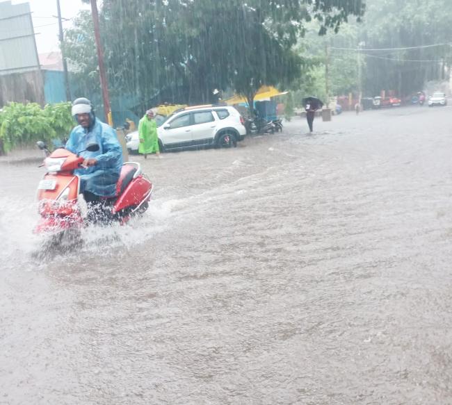 ಕರಾವಳಿಯಲ್ಲಿ ಜನ ಜೀವನ ಅಸ್ತವ್ಯಸ್ತ : ಅಬ್ಬರಿಸಿದ ವರುಣ: ಮೂರು ಮನೆ ಸಂಪೂರ್ಣ ಹಾನಿ 