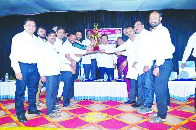 ಒತ್ತಡ ರಹಿತವಾಗಿ ಕಾರ್ಯ ನಿರ್ವಹಿಸಲು ಯೋಗ, ಧ್ಯಾನ, ಕ್ರೀಡೆ ಮೊರೆ ಹೋಗಬೇಕಿದೆ: ಶಾಸಕ ಶ್ರೀನಿವಾಸ ಮಾನೆ 