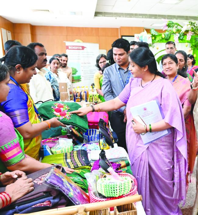 ನಬಾರ್ಡ ನೆರವು: ಸ್ವಾವಲಂಬಿ ಸಖಿ ಒಕ್ಕೂಟದ ಉತ್ಪನ್ನಗಳಿಗೆ ಮೆಚ್ಚುಗೆ ವ್ಯಕ್ತಪಡಿಸಿದ ಡಾ. ಶಾಲಿನಿ ರಜನಿಶ್ 