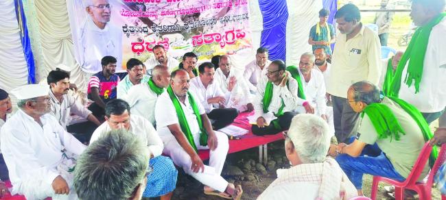 ಧರಣಿ ಸ್ಥಳಕ್ಕೆ  ಕೆಬಿಜೆಏನ್‌ಎಲ್ ಎಸ್‌ಇ  ಗೋವಿಂದ್ ರಾಥೋಡ ಭೇಟಿ  