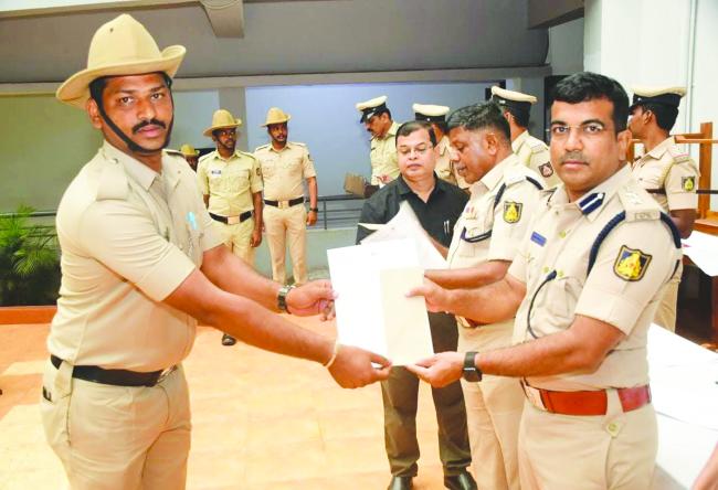 ರಾಜು ದುಮಾಳೆಗೆ ಪ್ರಶಂಸನಾ ಪತ್ರ ನೀಡಿ ಸನ್ಮಾನ 