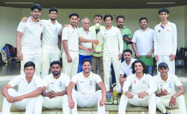 ತೇಜಸ್ ದಾಳಿಗೆ ಜೆಜಿ ಕಾಮರ್ಸ್‌ ಧೂಳಿಪಟ: ಜೆ.ಎಸ್‌.ಎಸ್‌. ಕ.ವಿ.ವಿ. ಕ್ರಿಕೆಟ್ ಚಾಂಪಿಯನ್ 