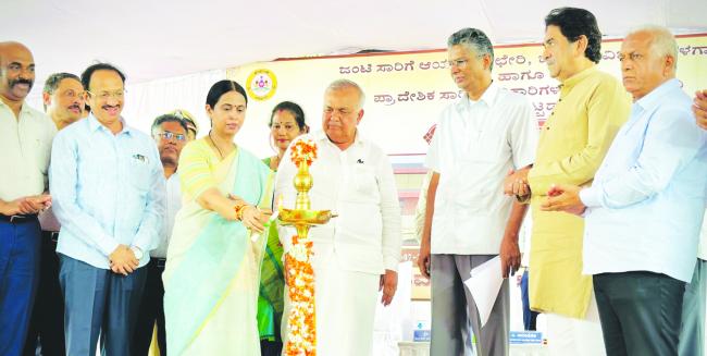 ಗ್ಯಾರಂಟಿ ಯೋಜನೆಗಳ ಜೊತೆಗೇ ನಿರಂತರ ಅಭಿವೃದ್ಧಿ : ಸಚಿವೆ ಹೆಬ್ಬಾಳಕರ್  