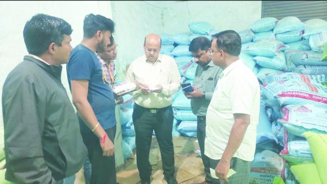 ಕುಷ್ಟಗಿ: ವಿವಿಧ ಆಗ್ರೋ ಕೇಂದ್ರಗಳಿಗೆ ಡಿಸಿ ಭೇಟಿ: ಪರೀಶೀಲನೆ 