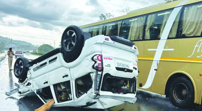 ಪಲ್ಟಿಯಾದ ಡಿಕೆಶಿ ಬೆಂಗಾವಲು ವಾಹನ