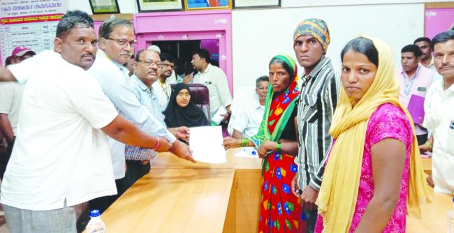 ಮೀನು ಹಿಡಿಯಲು ಹೋಗಿ ಸಾವು: ಕುಟುಂಬಕ್ಕೆ ಪರಿಹಾರ ವಿತರಣೆ  