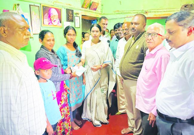 ಹಾವು ಕಚ್ಚಿ ಮೃತಪಟ್ಟ ರೈತ ಮನೆಗೆ ಸಚಿವೆ ಲಕ್ಷ್ಮೀ ಹೆಬ್ಬಾಳಕರ್ ಭೇಟಿ  