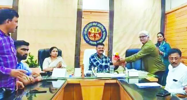 ಪತ್ರಕರ್ತರಿಗೆ ಆರೋಗ್ಯ ವಿಮಾ ಕಾರ್ಡ ವಿತರಣೆ  