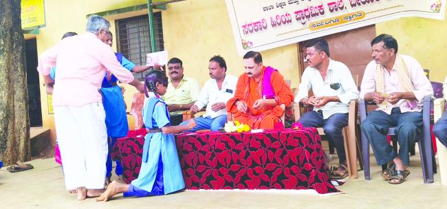 ದ್ವಿಭಾಷಾ ಆಂಗ್ಲ ಮಾಧ್ಯಮ ತರಗತಿ ಉದ್ಘಾಟನೆ 