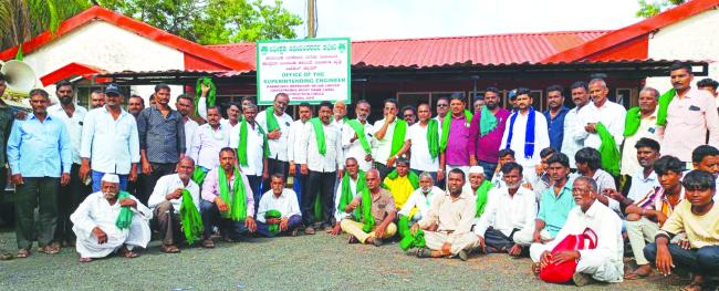 ಧಾರವಾಡ ಕೈಗಾರಿಕಾ ವಲಯಕ್ಕೆ ನೀರು ಕಾಮಗಾರಿ ಸ್ಥಗಿತಕ್ಕೆ ರೈತರ ಪ್ರತಿಭಟನೆ 