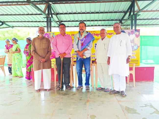 ರಾಜಣ್ಣ ಮಲ್ಲಾಡದ ಅವರಿಗೆ ಸನ್ಮಾನ  