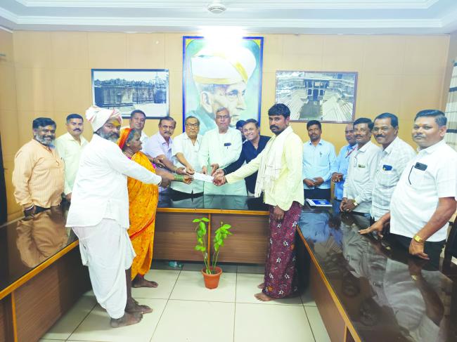 ವಿದ್ಯುತ್ ಅವಘಡದಿಂದ  ಕುರಿಗಾರ ಸಾವು: ಹೆಸ್ಕಾಂ 5ಲಕ್ಷ ಪರಿಹಾರ ವಿತರಣೆ 