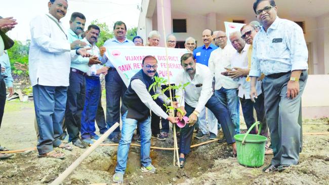 ಗುಮ್ಮಟ ನಗರಿ ಹಸಿರು ನಗರಿಯಾಗಿ ಕಂಗೊಳಿಸಬೇಕು: ಇನಾಮದಾರ 