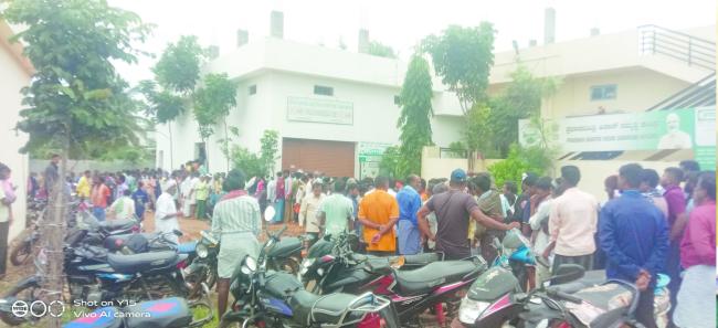 ಯೂರಿಯಾ ಗೊಬ್ಬರ ಕೊರತೆ ರೈತ ರ ಪರದಾಟ  