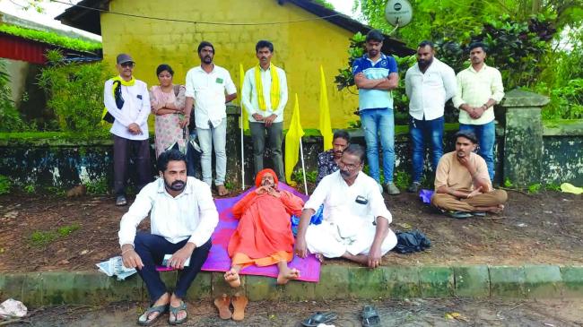 ಅಧಿಕಾರಿಗಳ ವಿರುದ್ಧ ಕ್ರಮಕ್ಕೆ ಆಗ್ರಹಿಸಿ ಧರಣಿ: ಜಿಲ್ಲಾಧಿಕಾರಿ ಕಚೇರಿ ಬಳಿ ಧರಣಿ ಚಿತ್ರ 