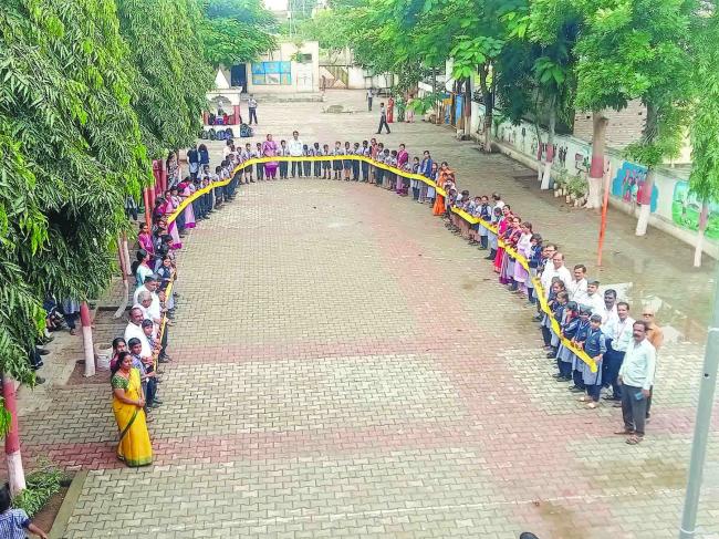 ಆಂಗ್ಲ ಮಾಧ್ಯಮ ಶಾಲೆಯಲ್ಲಿ ಗಮನ ಸೆಳೆದ ಪೈ ದಿನಾಚರಣೆ 