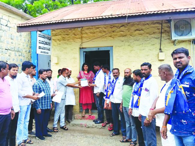 ತಾಲೂಕ ಆಸ್ಪತ್ರೆಯನ್ನಾಗಿ ಪರಿವರ್ತಿಸಲು ತಹಸಿಲ್ದಾರ್ ಗೆ ಮನವಿ  