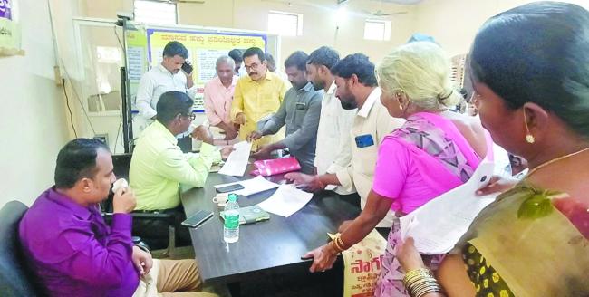 ಸರ್ಕಾರಿ ಅಧಿಕಾರಿಗಳು ಸಾರ್ವಜನಿಕರೊಂದಿಗೆ ಸೌಜನ್ಯದಿಂದ ವರ್ತಿಸಬೇಕು : ನ್ಯಾ. ನಾಗರೆಡ್ಡಿ 